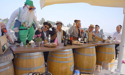 משתה הפורים של 'כיכר השבת' | משדר מיוחד על חביות היין עם שוקי סלומון, זמרים, תחפושות ומשחקים משעשעים שידליקו לכם את שמחת החג • צפו והתבשמו