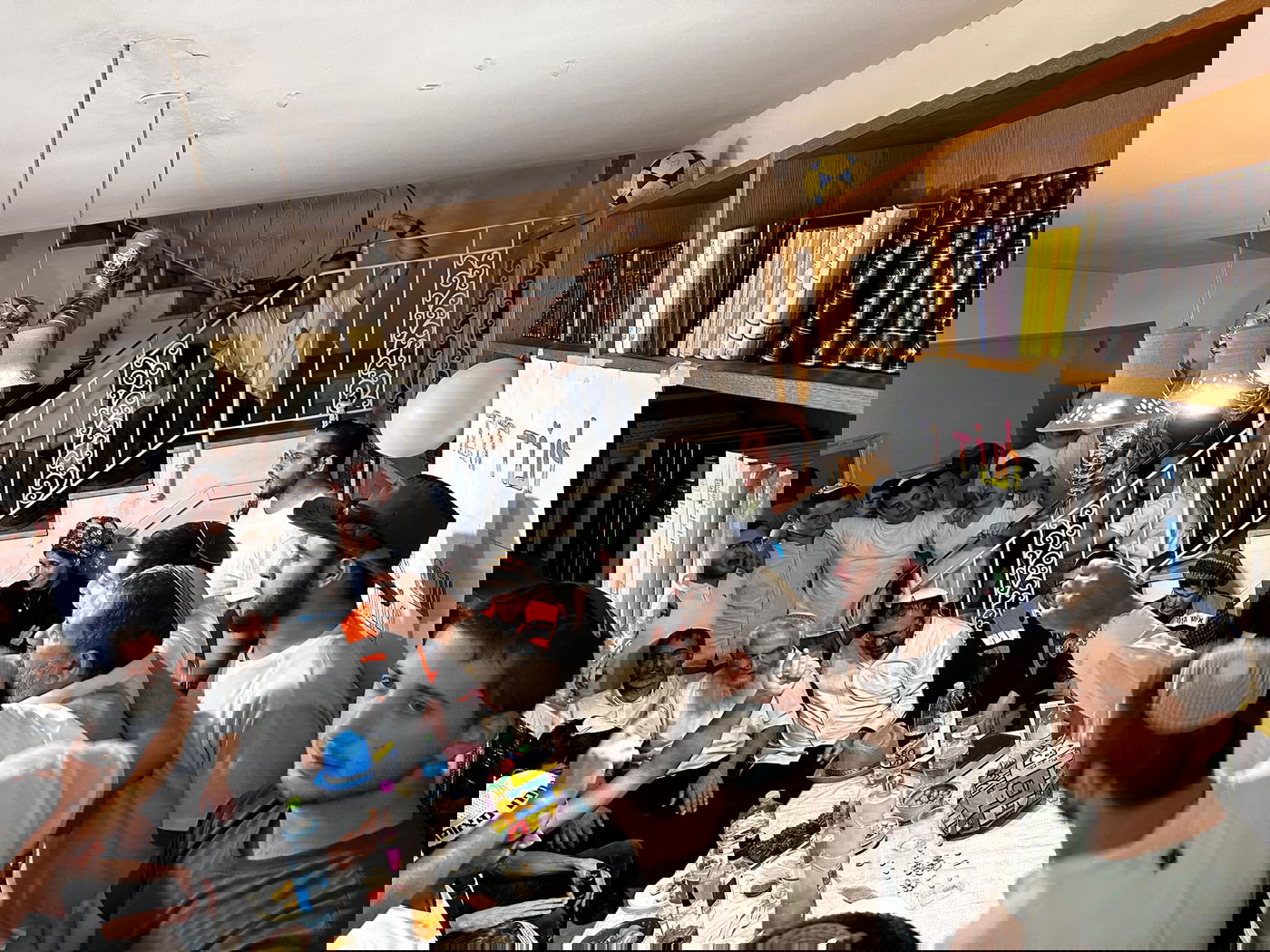 עם שירי אמונה: כך חגגו חבריו של הלל יניב הי"ד עם משפחתו את חג הפורים