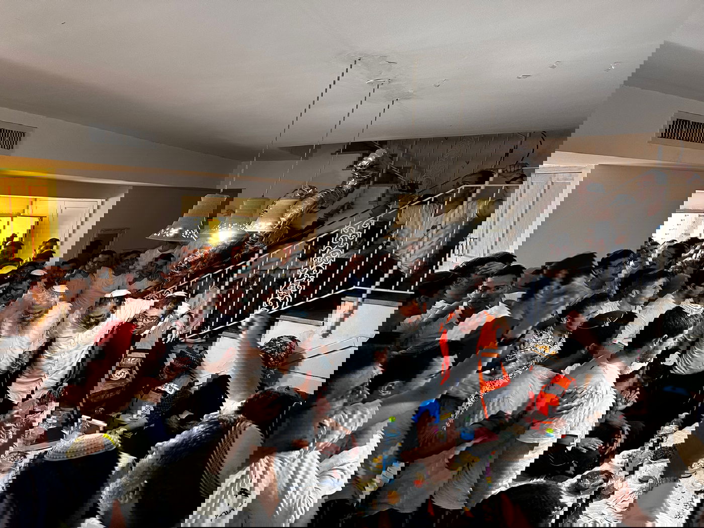 עם שירי אמונה: כך חגגו חבריו של הלל יניב הי"ד עם משפחתו את חג הפורים