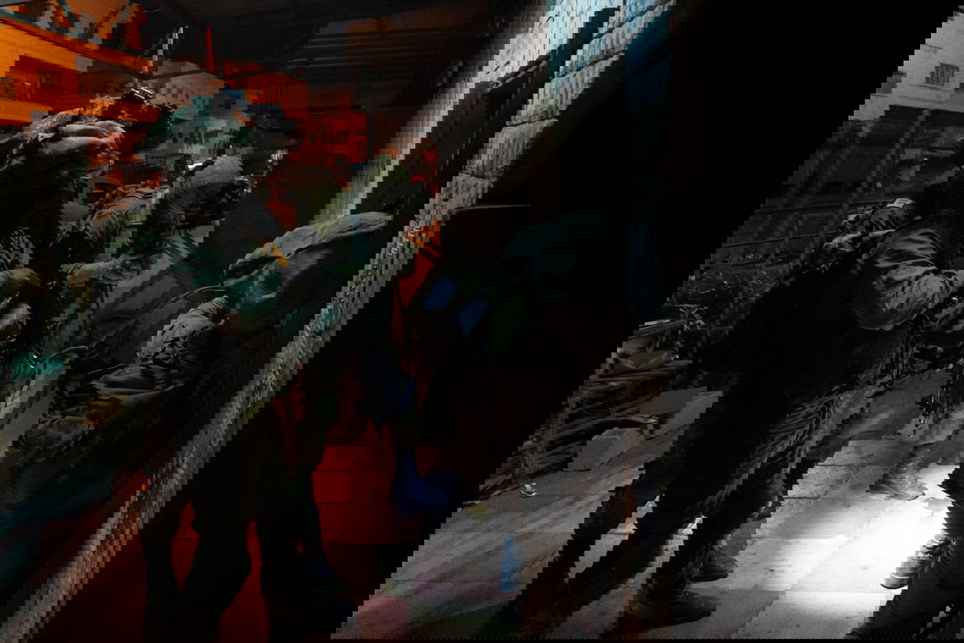 תחת ירי ויידוי אבנים: חמישה מבוקשים נעצרו | תיעוד