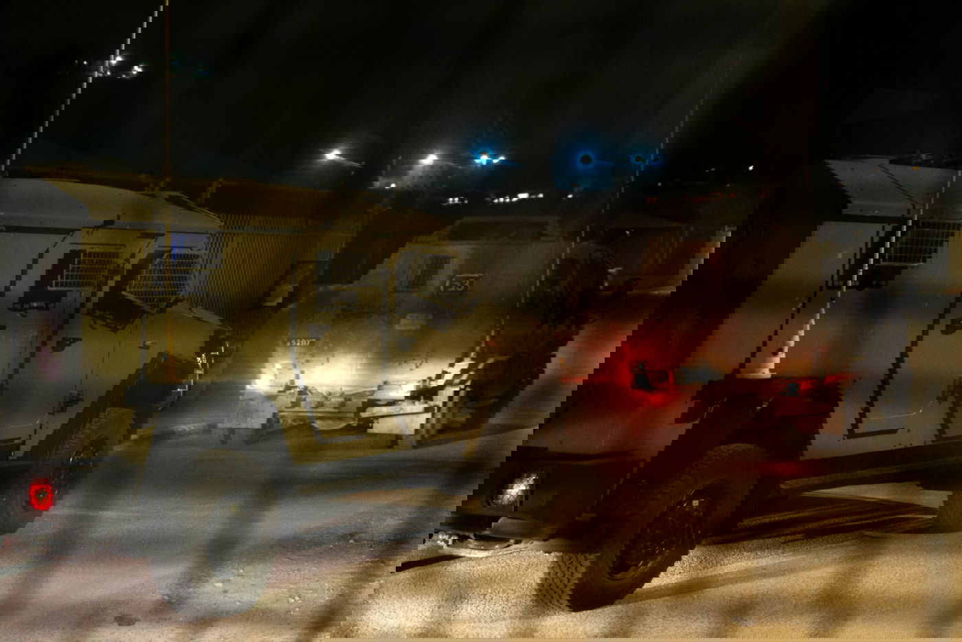 תחת ירי ויידוי אבנים: חמישה מבוקשים נעצרו | תיעוד