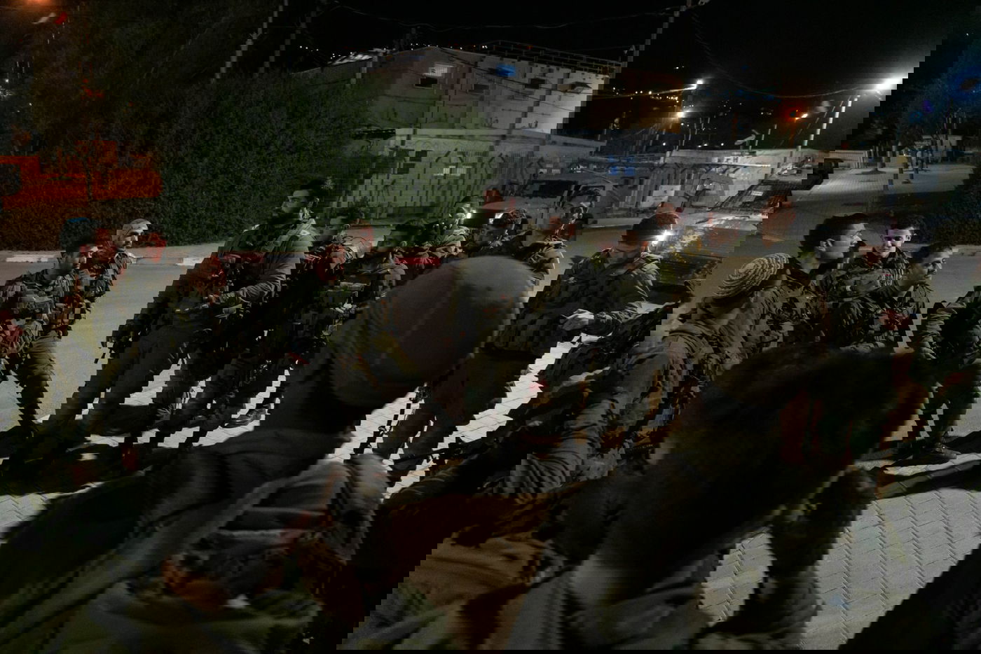 תחת ירי ויידוי אבנים: חמישה מבוקשים נעצרו | תיעוד