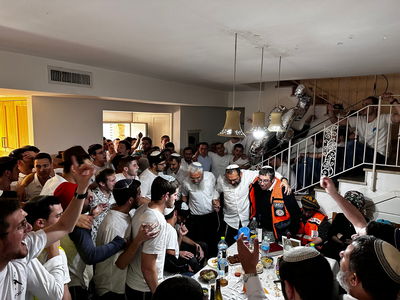 חוגגים פורים בבית ראש הישיבה