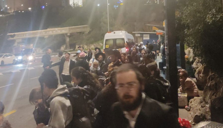 אנשים מחכים - ולשווא