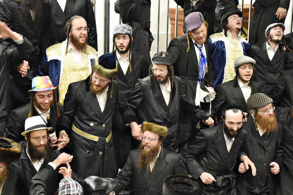 עריכת השולחן לכבוד פורים בחסידות זוועהיל | צפו