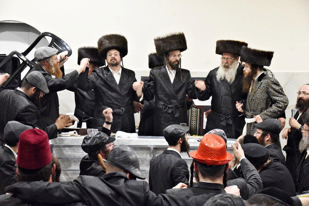 עריכת השולחן לכבוד פורים בחסידות זוועהיל | צפו