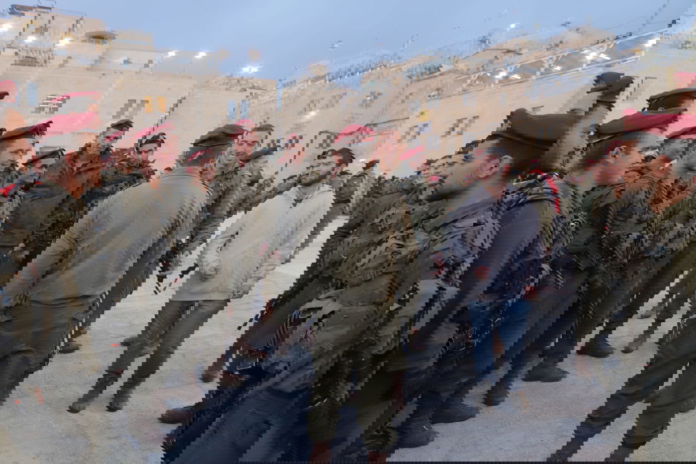 קבלת הפנים בכותל לגיבור חטיבת הצנחנים, הקצין נדב חיים בן אירית חיה וינברג שנפצע קשה בפיגוע בעיר דוד