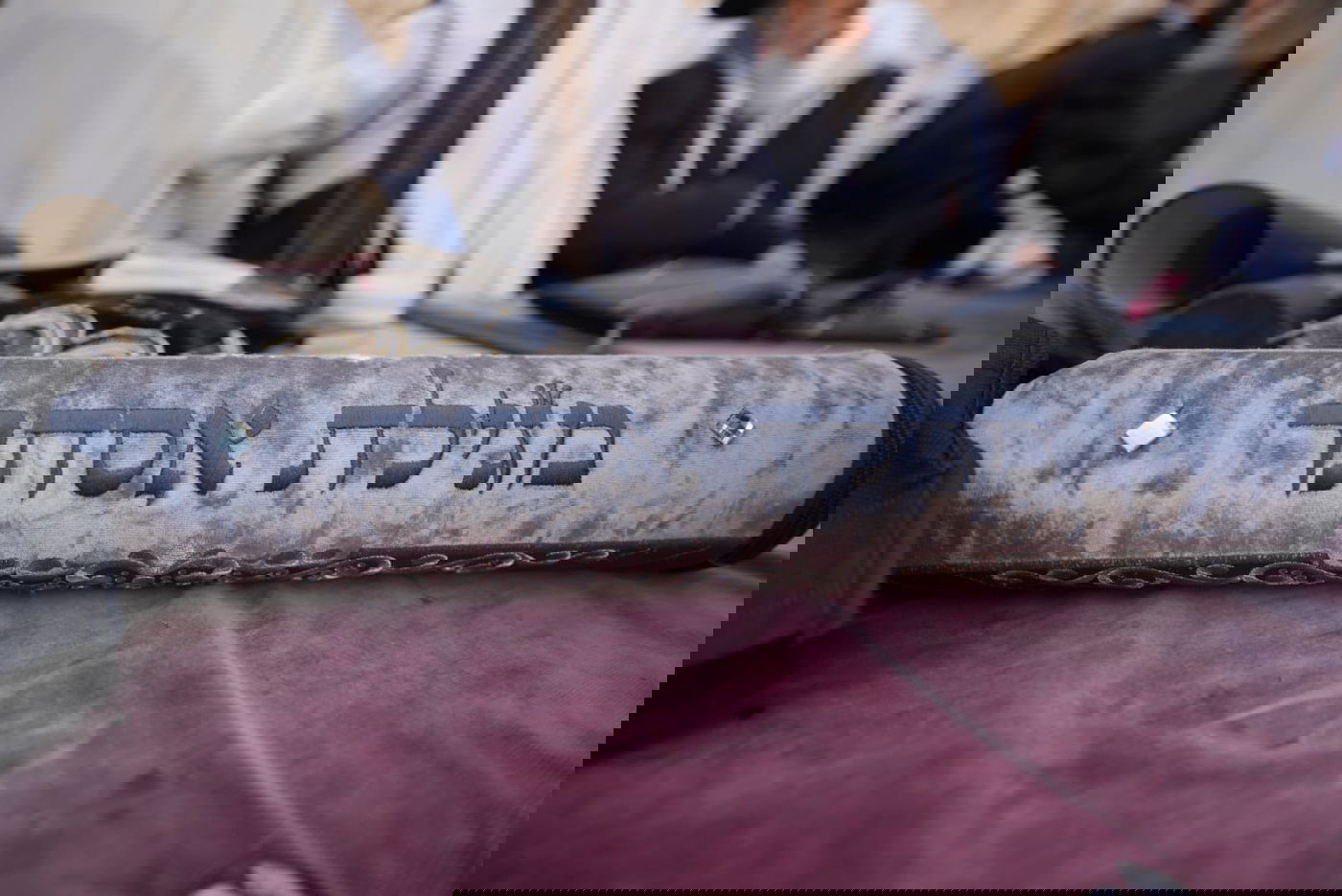 בוקר שושן פורים: אלפים והקצין שנפצע - בכותל המערבי • תיעוד