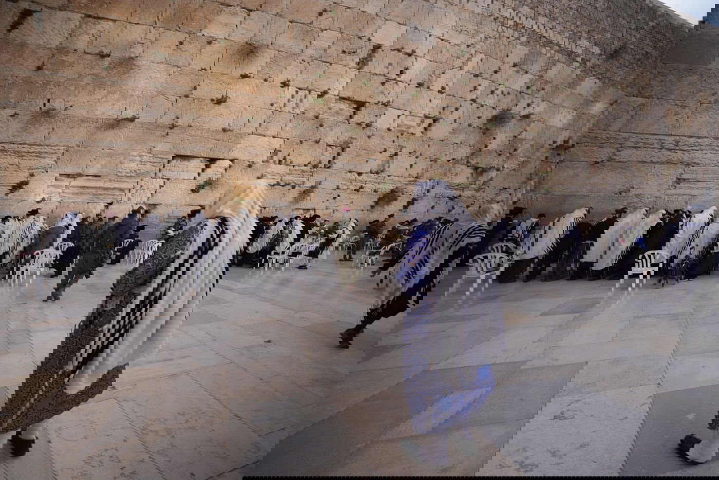 בוקר שושן פורים: אלפים והקצין שנפצע - בכותל המערבי • תיעוד