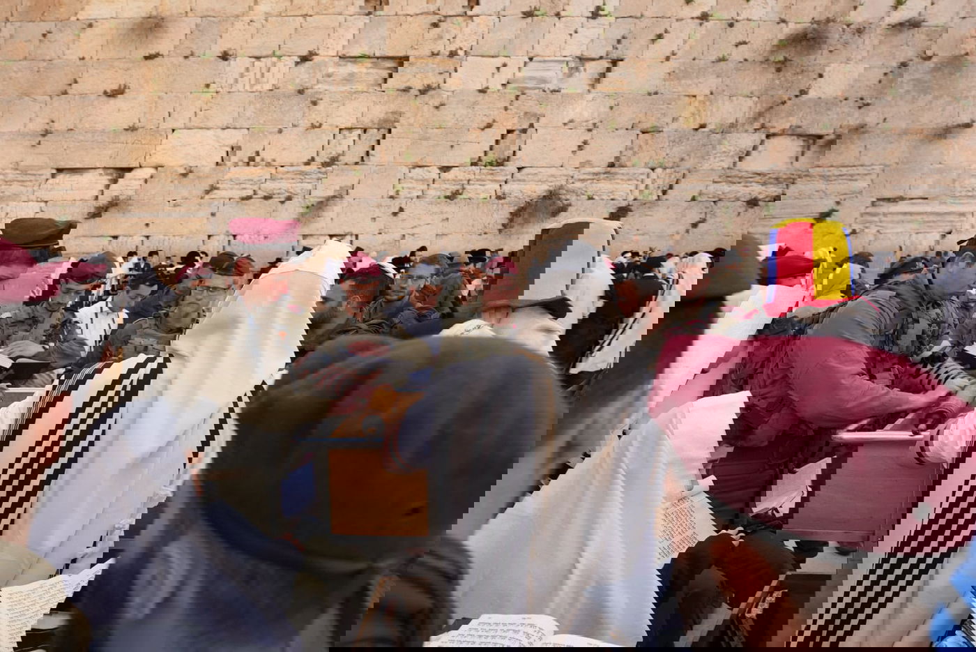 בוקר שושן פורים: אלפים והקצין שנפצע - בכותל המערבי • תיעוד