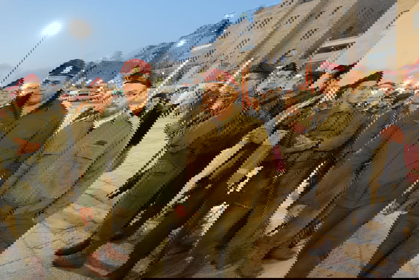 בוקר שושן פורים: אלפים והקצין שנפצע - בכותל המערבי • תיעוד