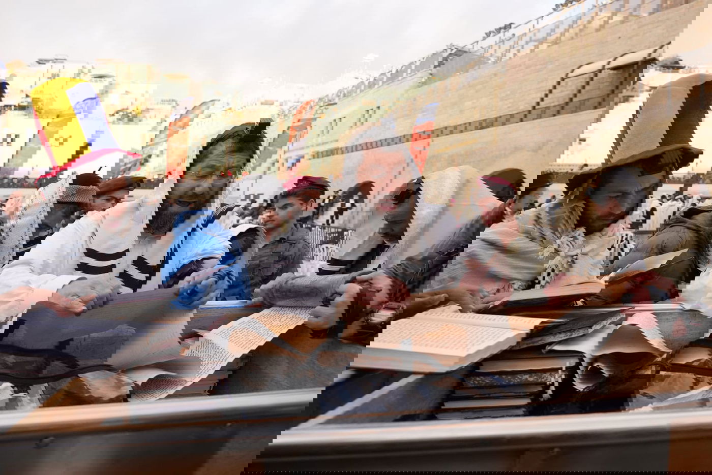 בוקר שושן פורים: אלפים והקצין שנפצע - בכותל המערבי • תיעוד