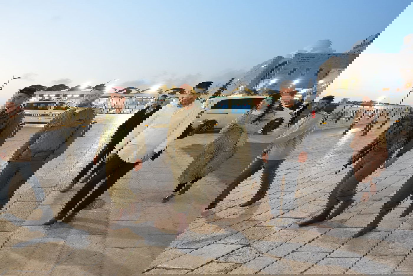 בוקר שושן פורים: אלפים והקצין שנפצע - בכותל המערבי • תיעוד