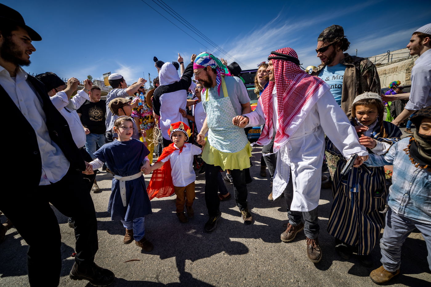 תחת אבטחה כבדה: כך חגגו פורים בחברון • גלריה