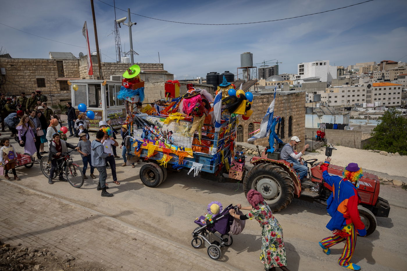 תחת אבטחה כבדה: כך חגגו פורים בחברון • גלריה