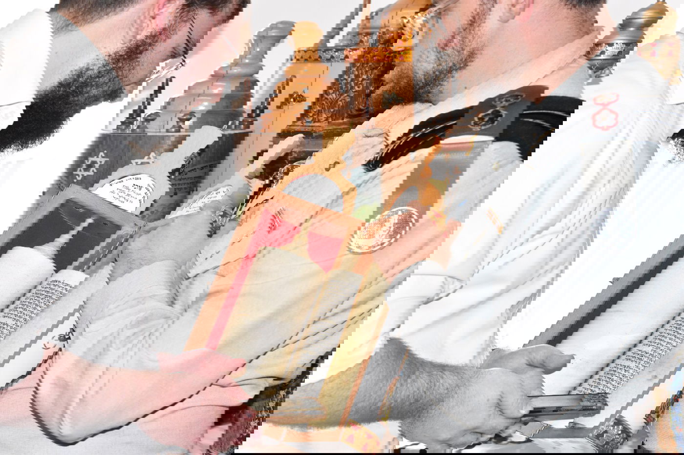 ספר תורה שהוקדש בהערכה למשה דיין