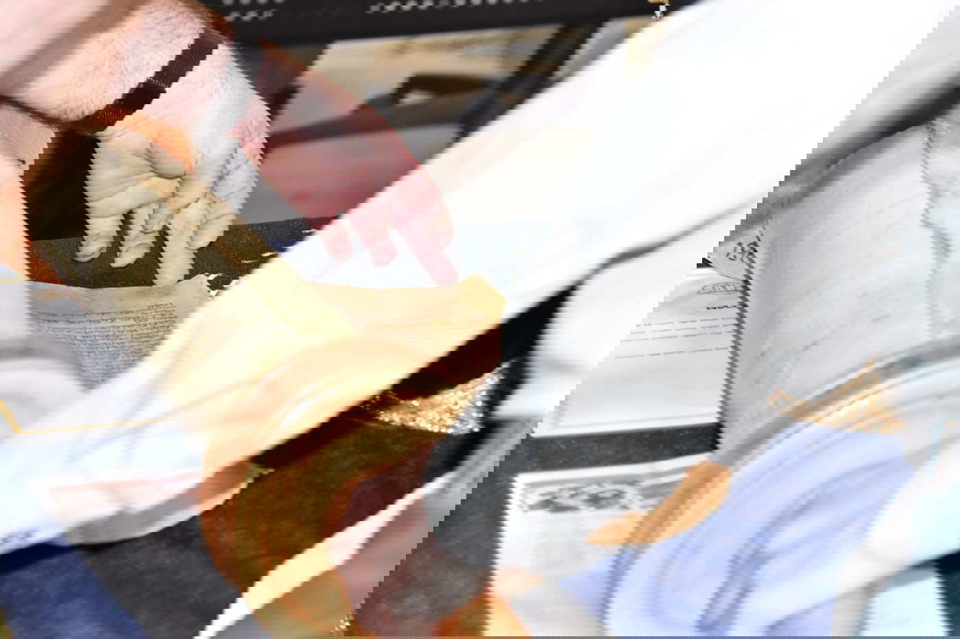 מעיין בספר תורה שיש לו רק עץ חיים אחד. חצי שני של הספר - נעלם. הוא הגיע בחציו לרבנות הצבאית והם החליטו לשמור אותו במקום