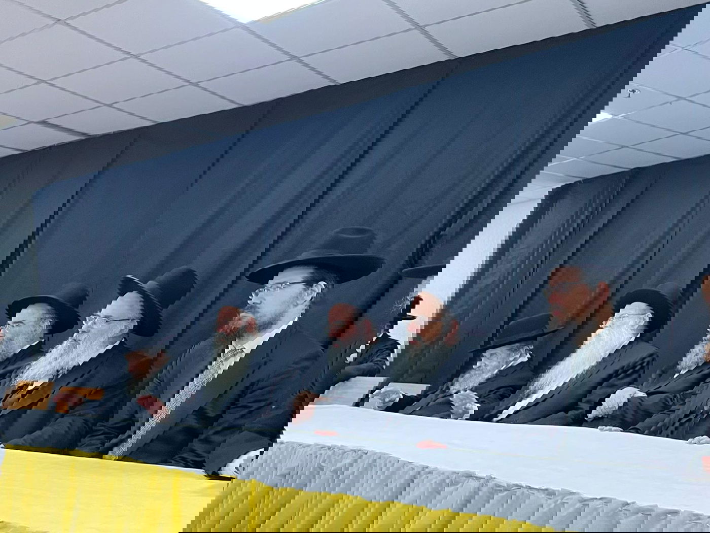 ימי הפורים במעונו של הגאון רבי דב לנדו | צפו