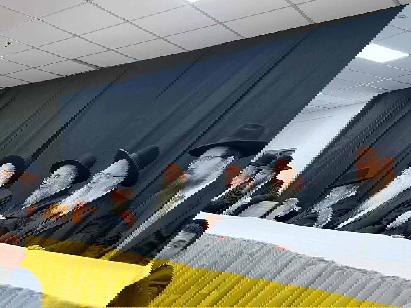 ימי הפורים במעונו של הגאון רבי דב לנדו | צפו