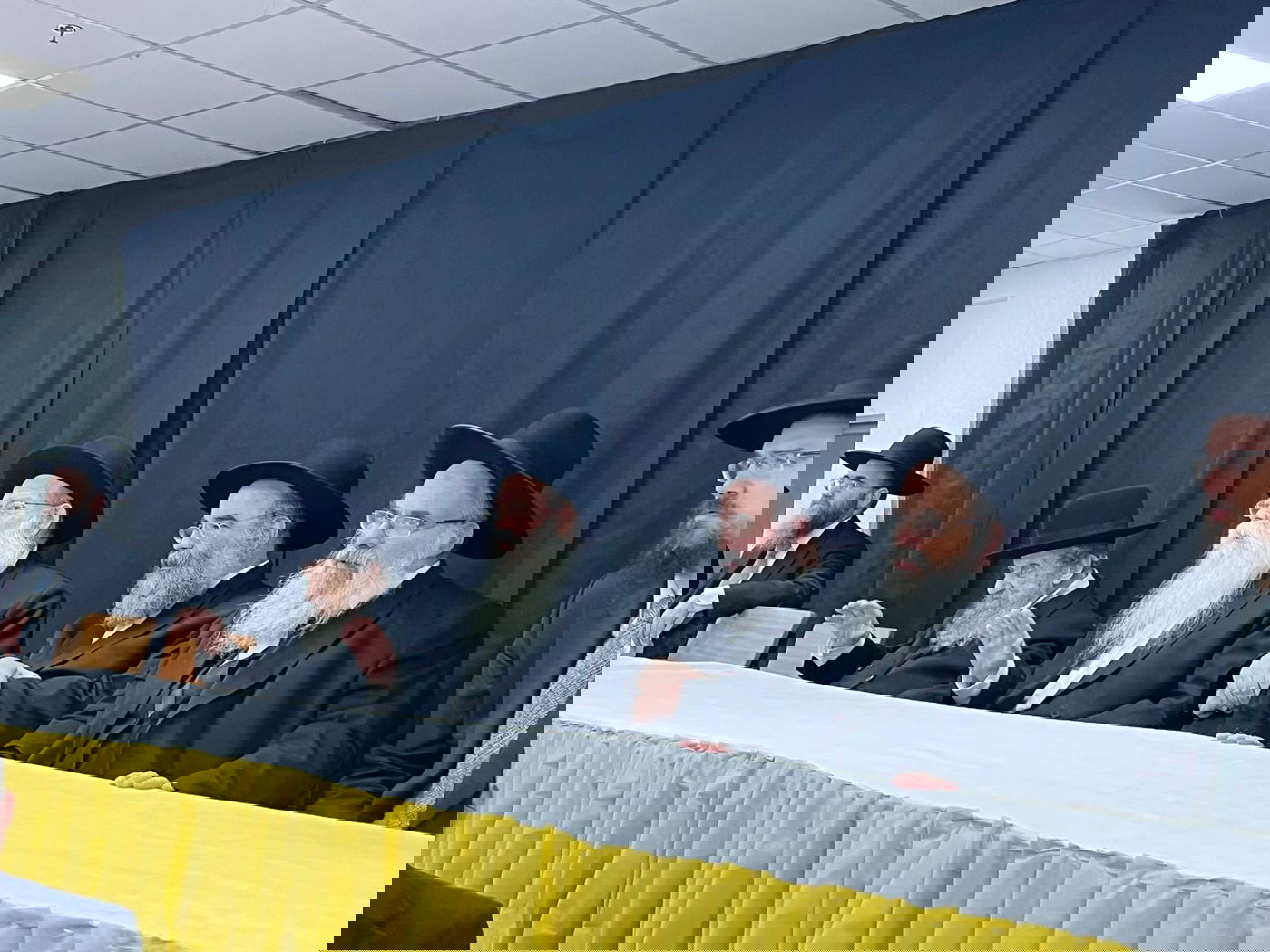 ימי הפורים במעונו של הגאון רבי דב לנדו | צפו