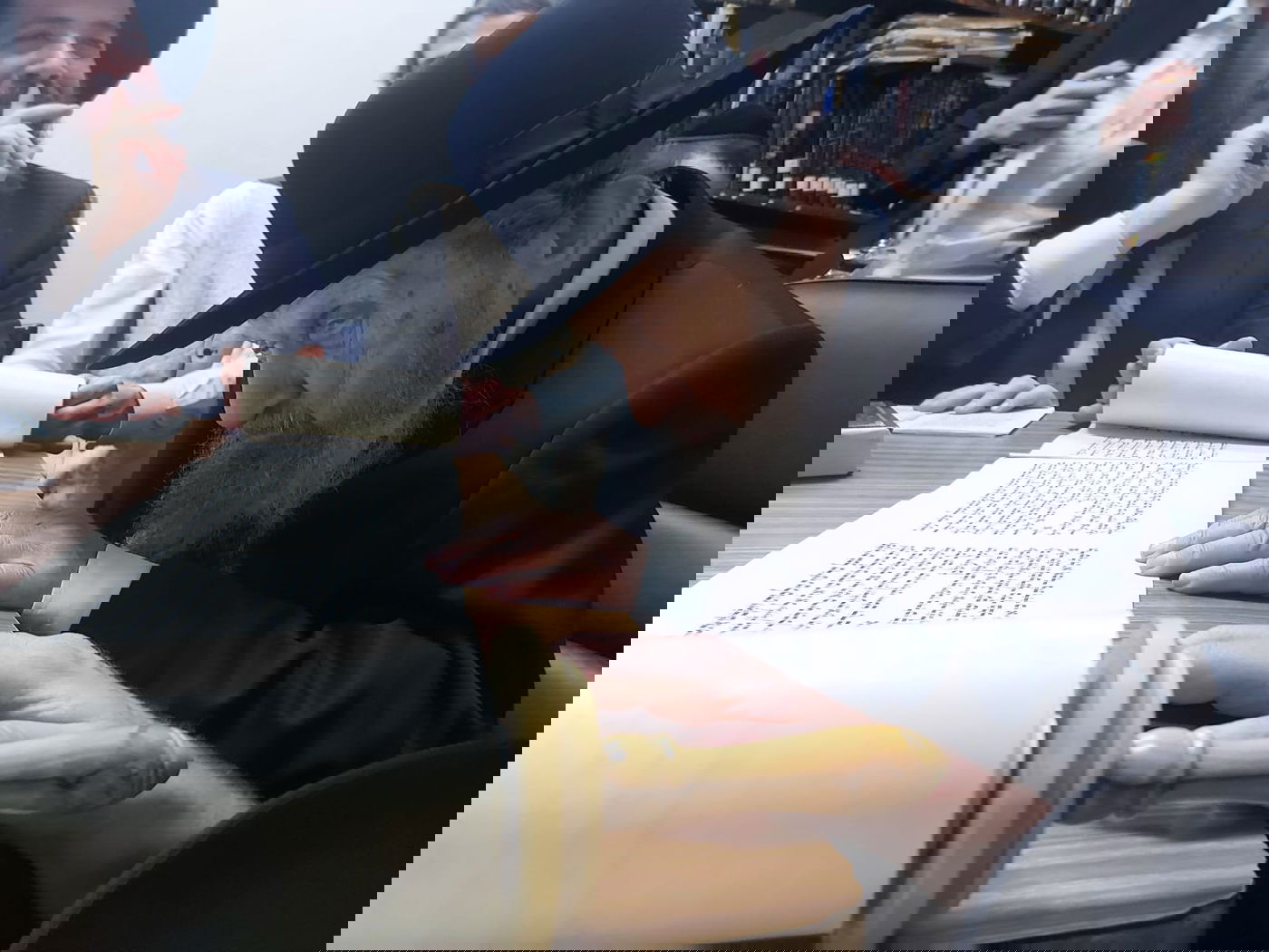 ימי הפורים במעונו של הגאון רבי דב לנדו | צפו