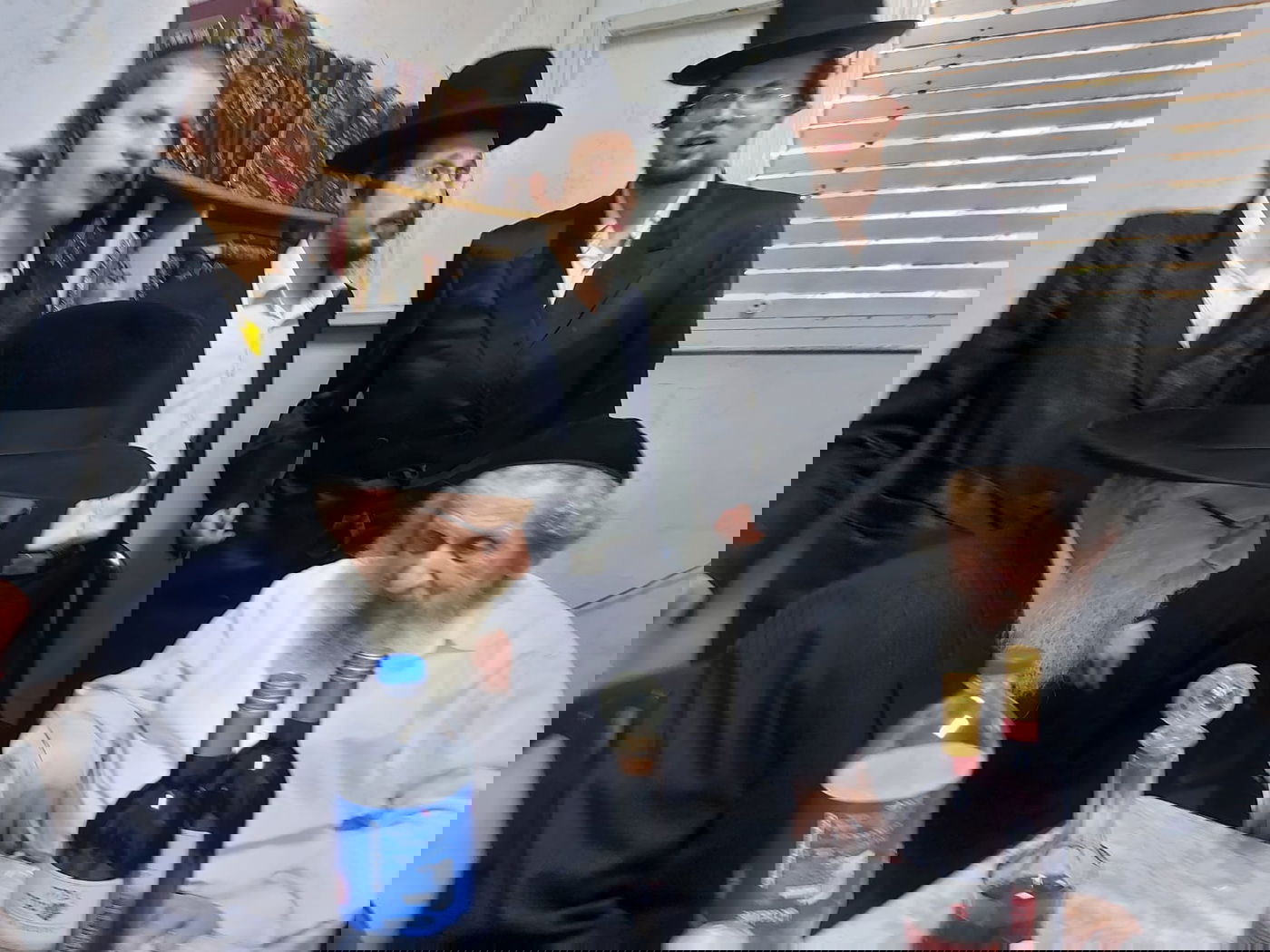 ימי הפורים במעונו של הגאון רבי דב לנדו | צפו