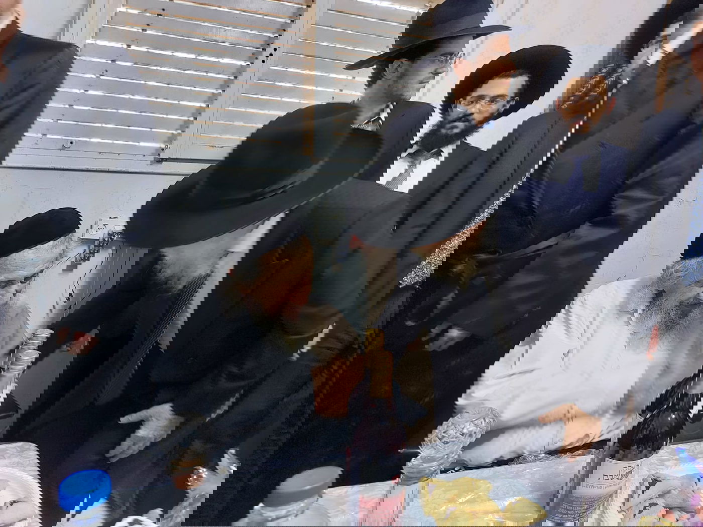 ימי הפורים במעונו של הגאון רבי דב לנדו | צפו