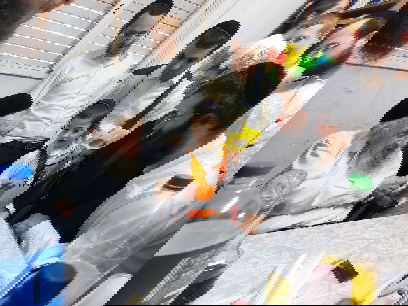 ימי הפורים במעונו של הגאון רבי דב לנדו | צפו