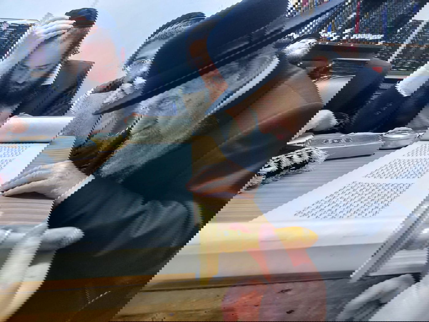 ימי הפורים במעונו של הגאון רבי דב לנדו | צפו