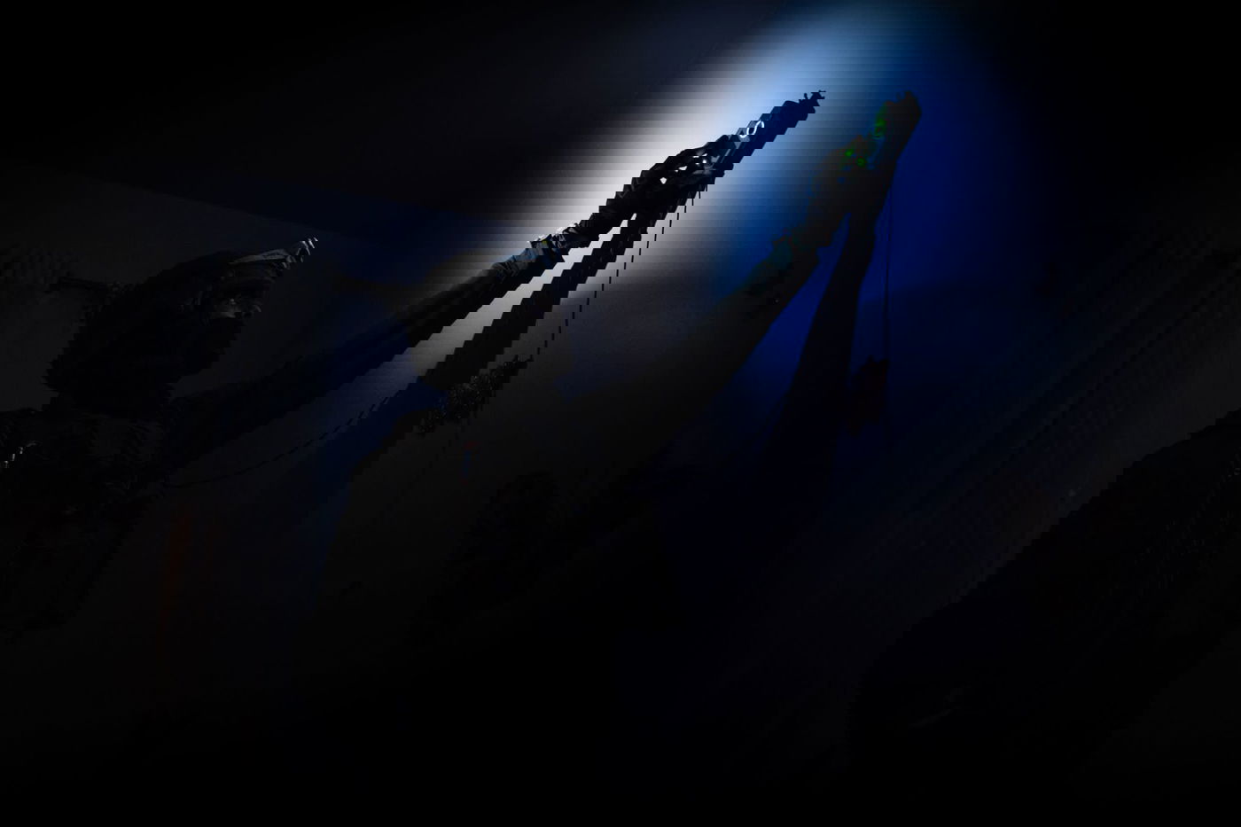 לילה סוער: ירי מרכב חולף והשלכת מטענים ובקת"בים