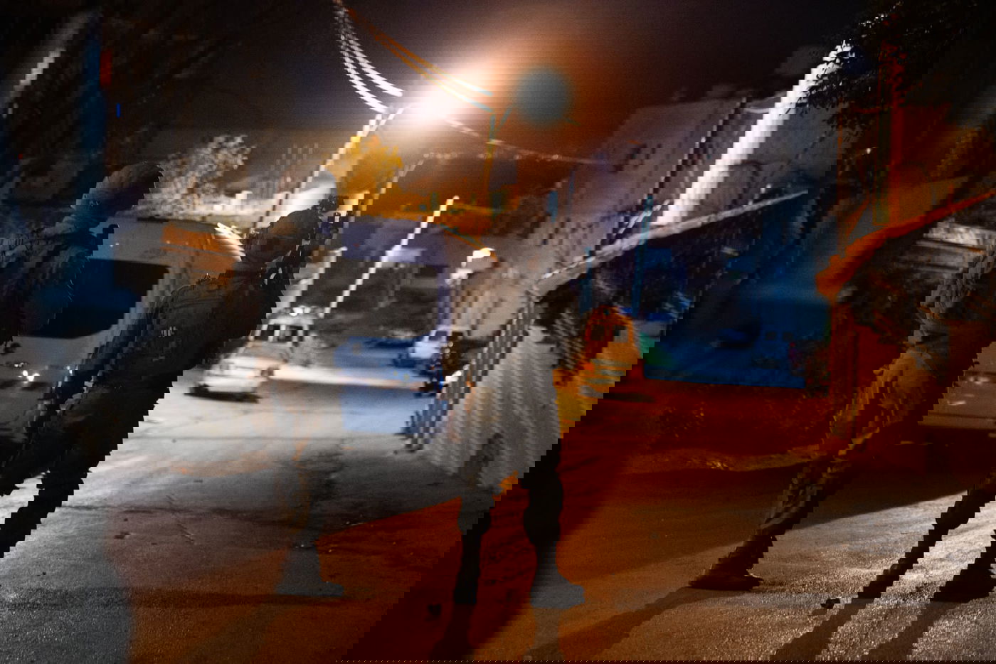 לילה סוער: ירי מרכב חולף והשלכת מטענים ובקת"בים