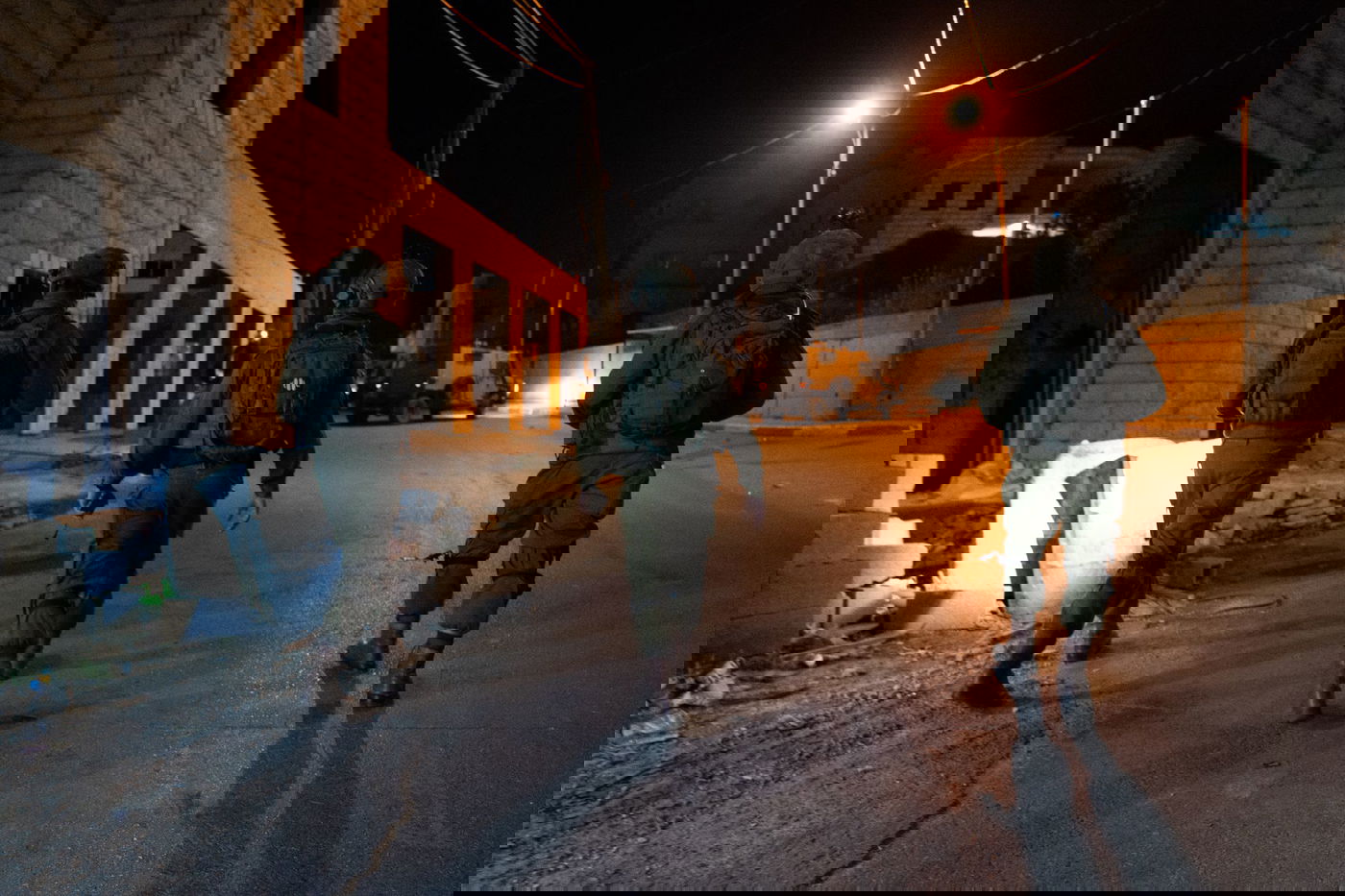 לילה סוער: ירי מרכב חולף והשלכת מטענים ובקת"בים