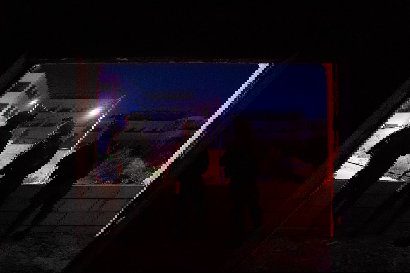 לילה סוער: ירי מרכב חולף והשלכת מטענים ובקת"בים