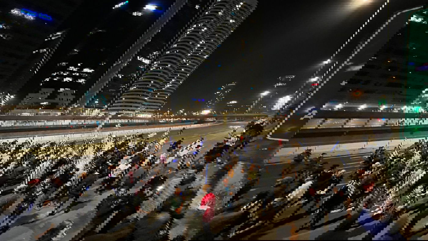 הגיעו דרך כניסה מחניון צדדי: המפגינים חסמו את 'איילון'