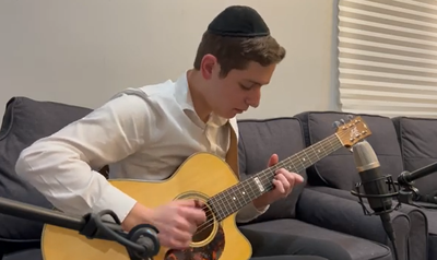 "אלוף העולם" בגיטרה בביצוע מרהיב ללהיט