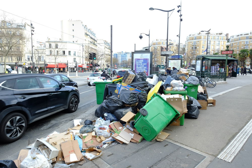 "מקרון רומס אותנו"; בצל מחאות ענק בצרפת: הממשלה ממשיכה לקדם רפורמה בפנסיה