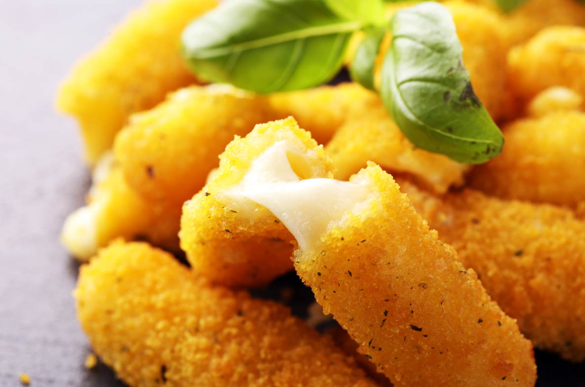 או לה לה: מקלות מוצרלה מצופים בפירורי לחם