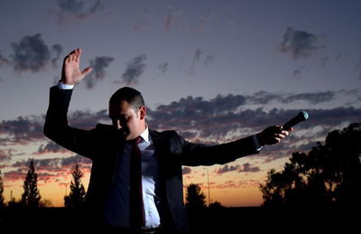 שמעון טובול מקפיץ בביצוע מלהיב: "הלילה"