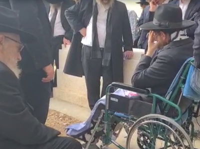 הרב אברהם פאלי עלה לקברי ילדיו הי"ד: "מודים לה' שנתן לנו אתכם" | תיעוד