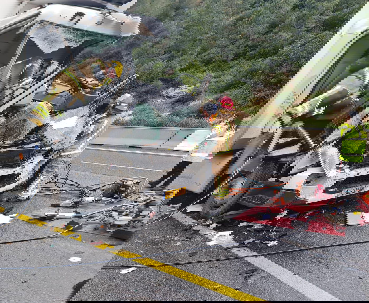 בוקר פקוק לכיוון ירושלים: תאונה בין שתי משאיות; נהג נלכד