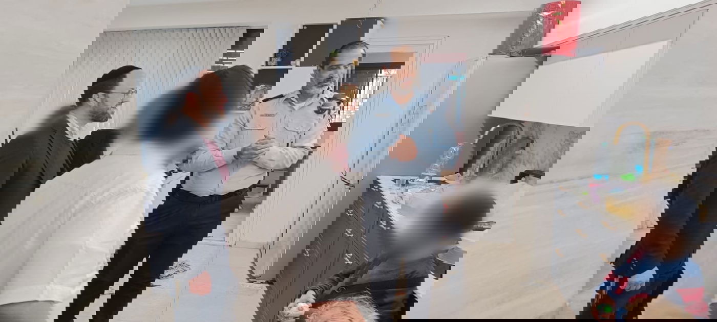 השוטרים חילקו ממתקים וצעצועים ליתומים שביתם נשרף