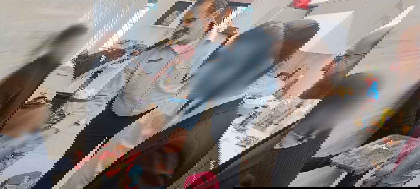 השוטרים חילקו ממתקים וצעצועים ליתומים שביתם נשרף