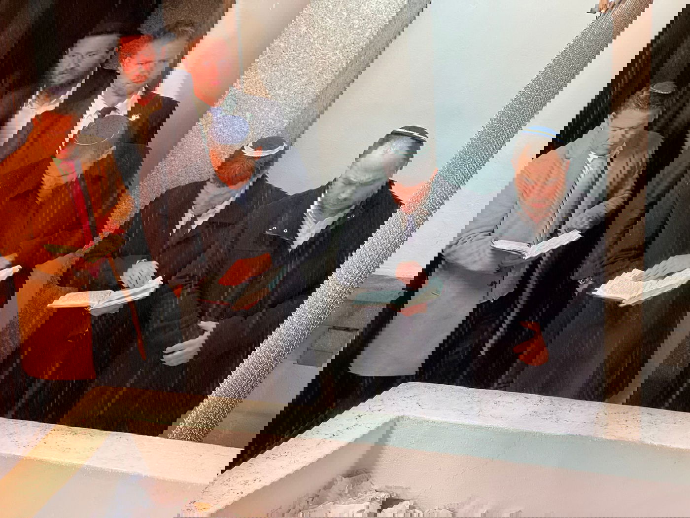 סמוטריץ' בקבר הרבי: "לומד מהרבי להיות נושא הפכים"