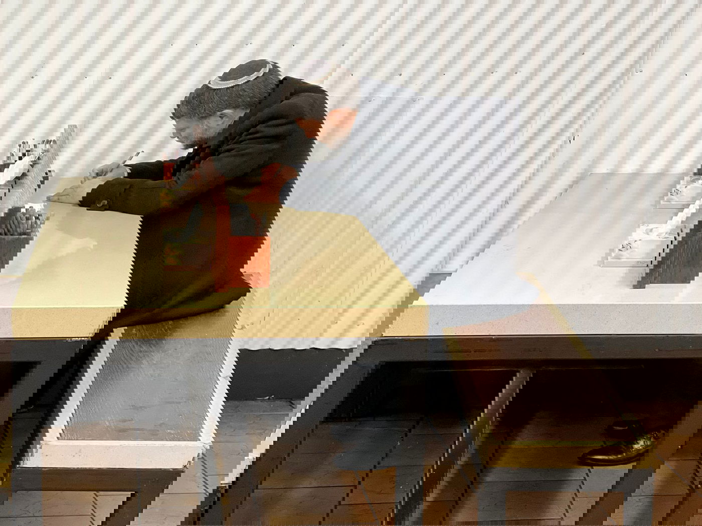 סמוטריץ' בקבר הרבי: "לומד מהרבי להיות נושא הפכים"