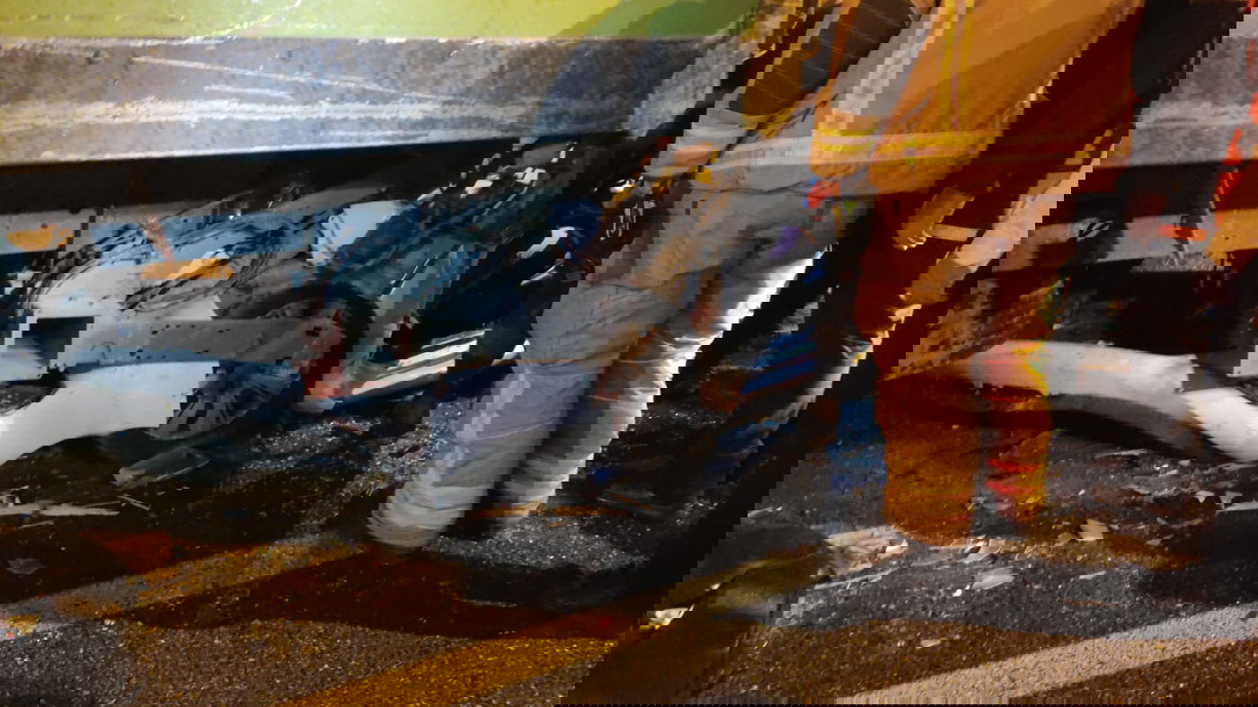 האישה נלכדה עם רכבה - מתחת למשאית ונפצעה