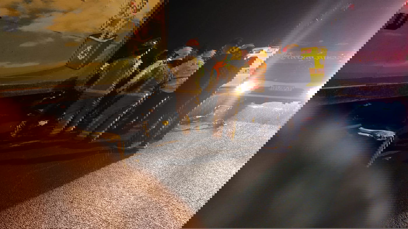 האישה נלכדה עם רכבה - מתחת למשאית ונפצעה