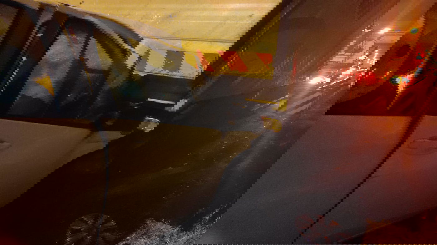 האישה נלכדה עם רכבה - מתחת למשאית ונפצעה