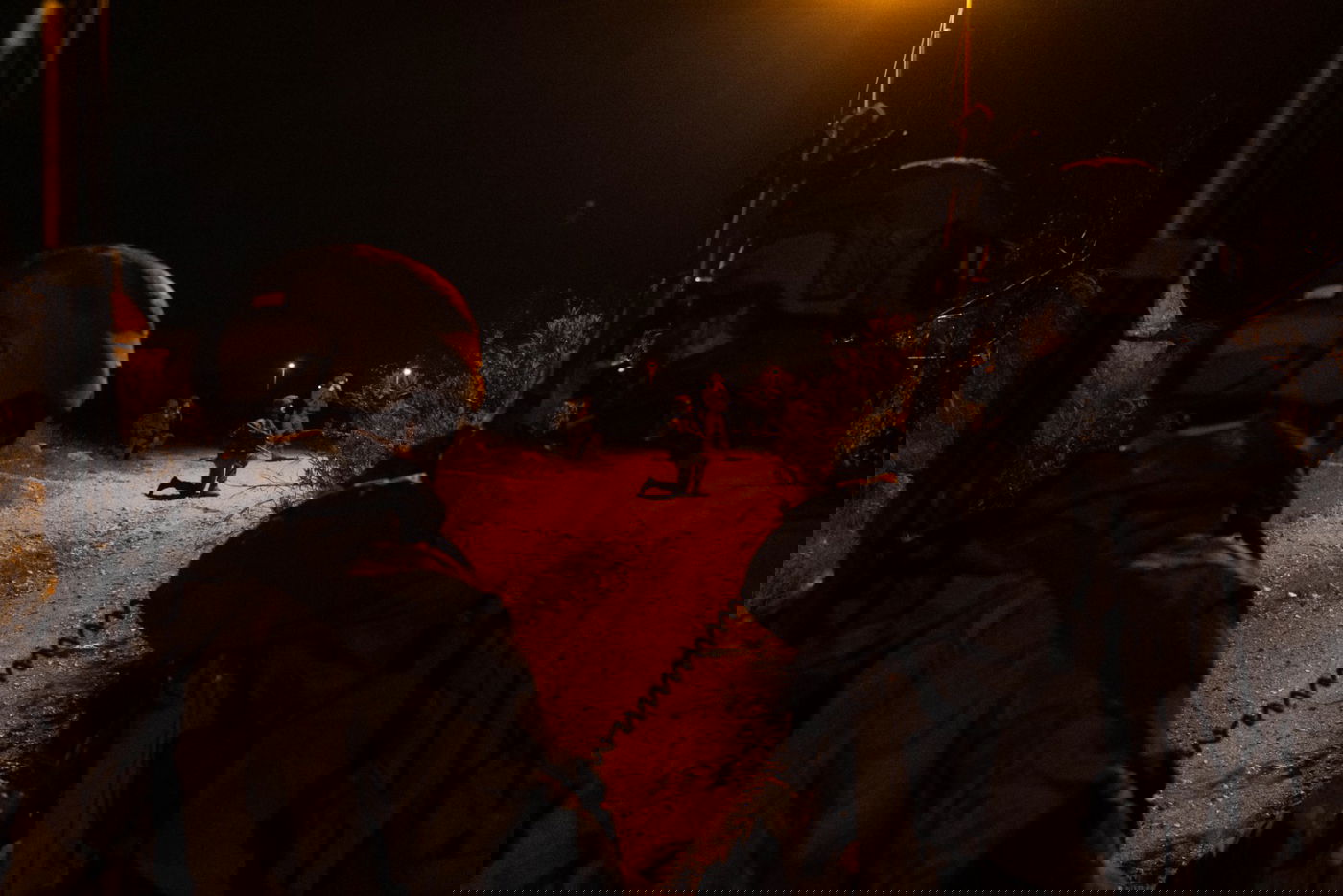 צמיגים בוערים, בקבוקי תבערה ואבנים יודו במהלך מעצר מבוקשים