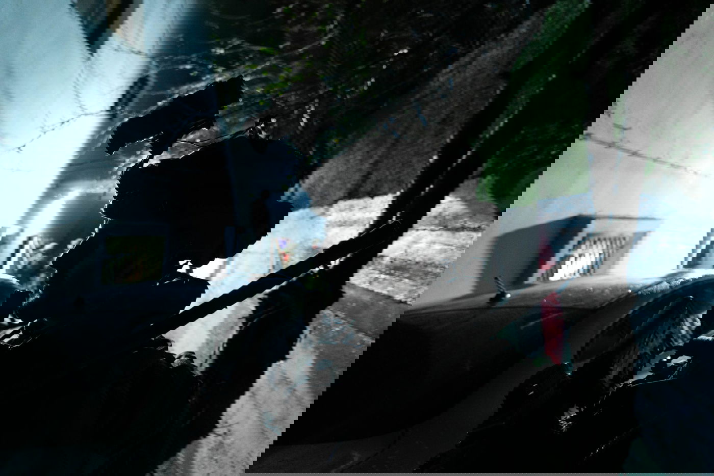 צמיגים בוערים, בקבוקי תבערה ואבנים יודו במהלך מעצר מבוקשים