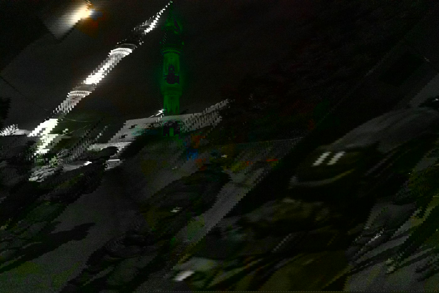 צמיגים בוערים, בקבוקי תבערה ואבנים יודו במהלך מעצר מבוקשים